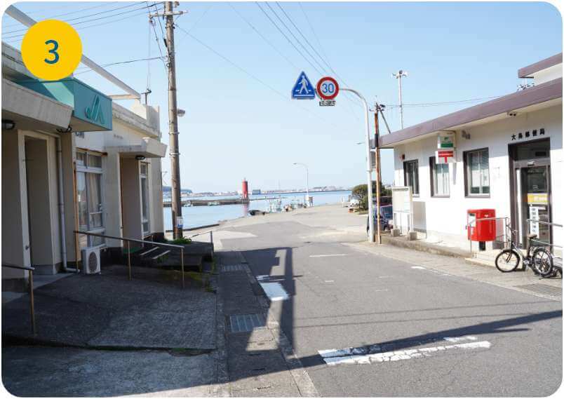 道なりに坂を下ると右手に郵便局と駐在所のある大島港に出ます。港の左一番奥まで進むと「大裕丸」の看板が見えます。