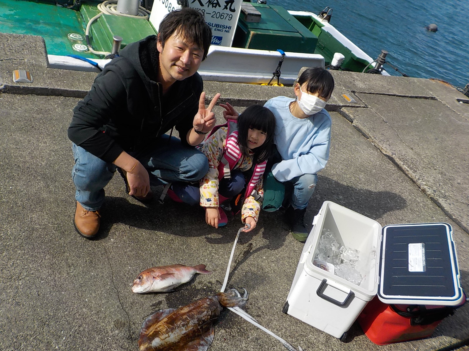 大阪の山本さくらちゃん、はるかちゃん　アオリイカ2キロアップ　マダイ40センチ